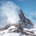 priroda-peizazh-zima-gora-vershina-sneg-oblaka.jpg